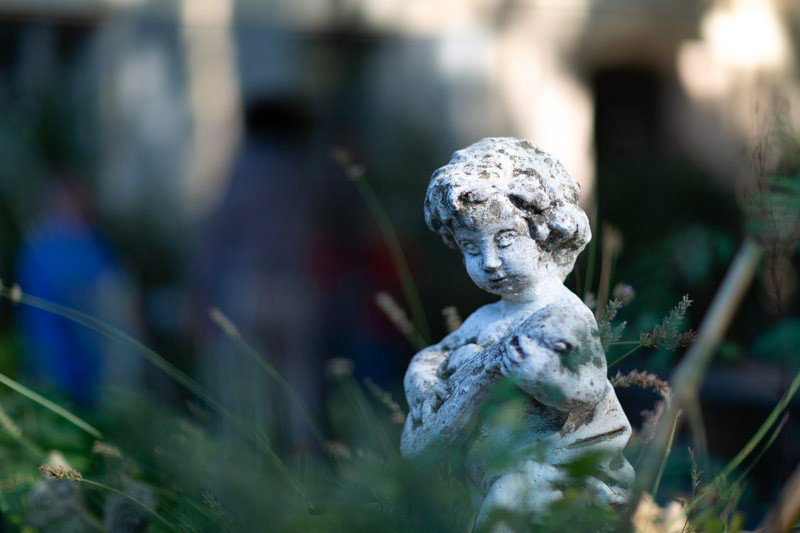 statue d'ange dans les jardins de l'hôtel