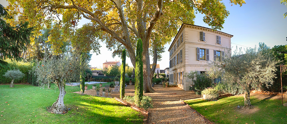 Vue de profil de l'hôtel depuis le jardin