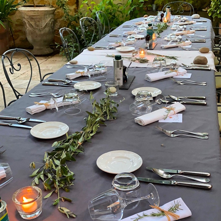 Grande table dressée à l'hôtel de la Bastide