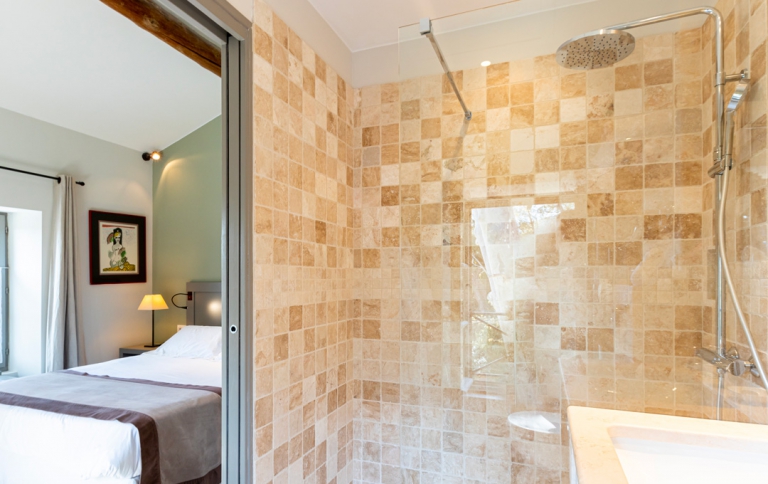 Salle de bain de l'une des deux chambres confort