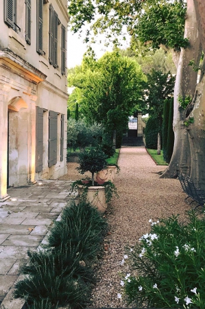 Allée du jardin de l'hôtel de la Bastide de Boulbon