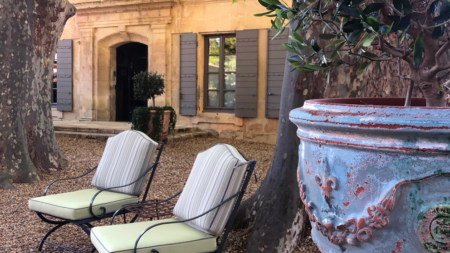 Chaises dans les jardins