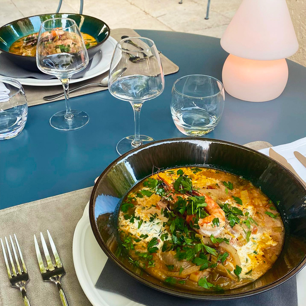 Assiette dressée sur la terrasse de l'hôtel