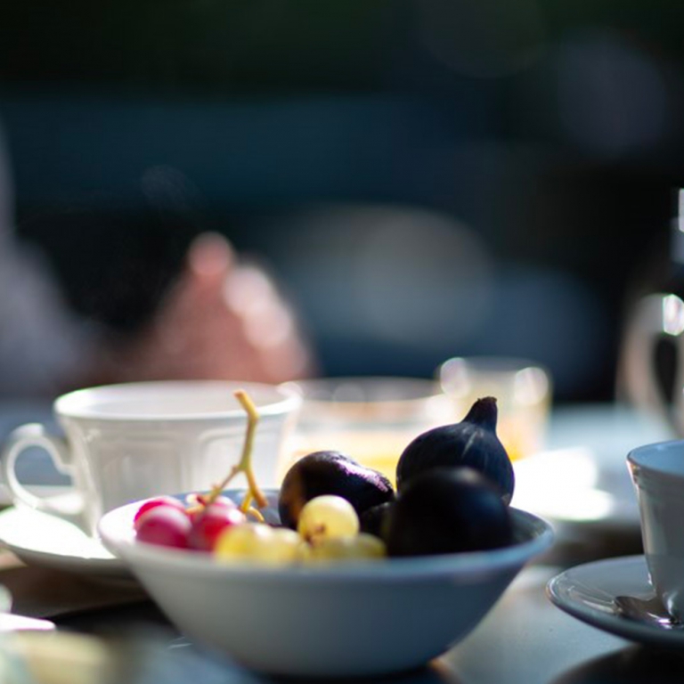 Plat de fruit servi au petit déjeuner de l'hôtel