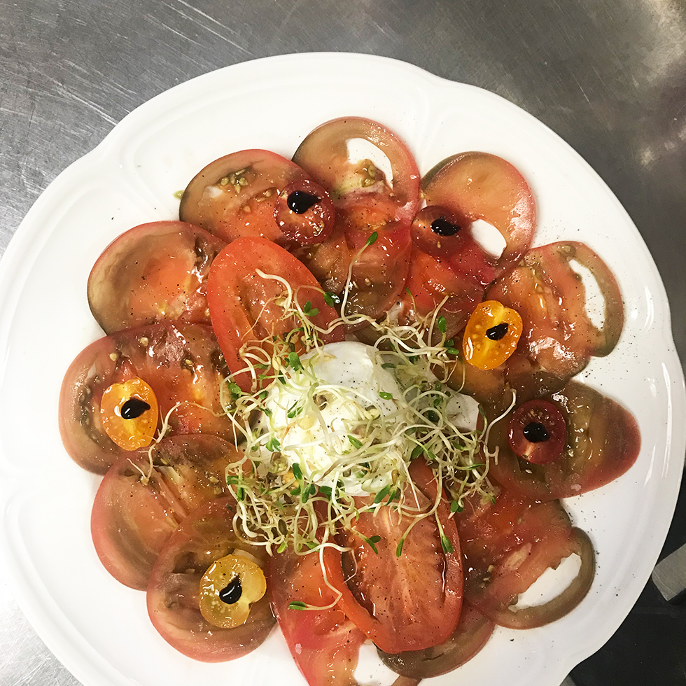 Plat de tomate et mozzarella servi à l'hôtel de la Bastide