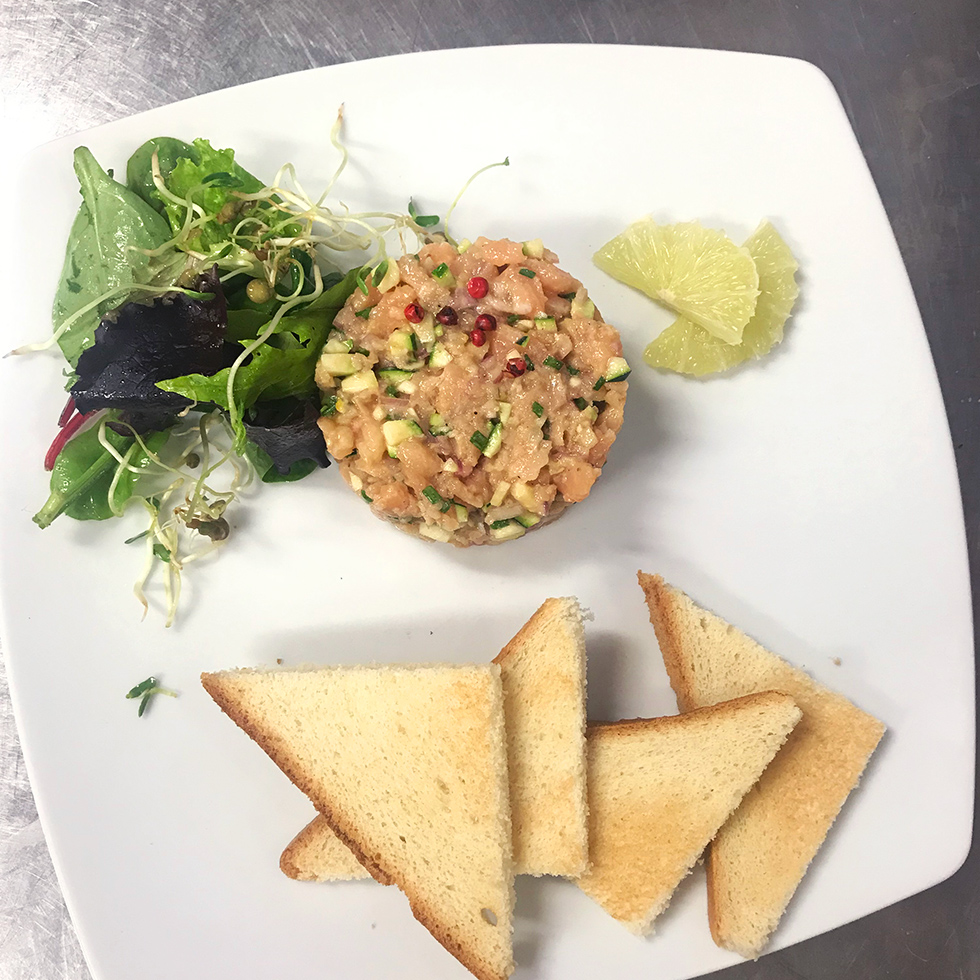 Entrée avec ses toasts servie au restaurant de l'hôtel de la Bastide